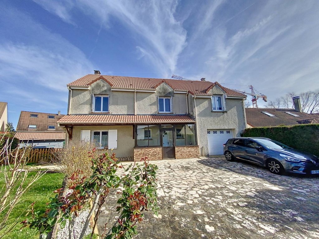Maison à Roissy-en-Brie 145m²  1