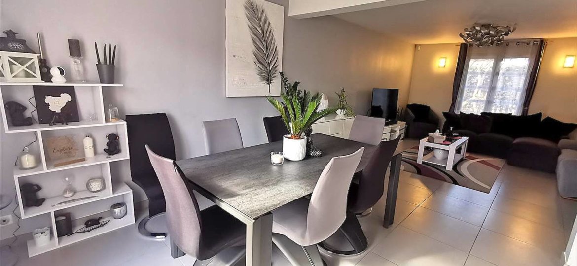 Maison à Roissy-en-Brie 132m²  1