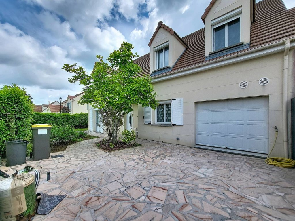 Maison à Roissy-en-Brie 147m²  1