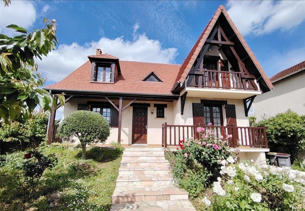 Maison à La Queue-en-Brie 161m² 1