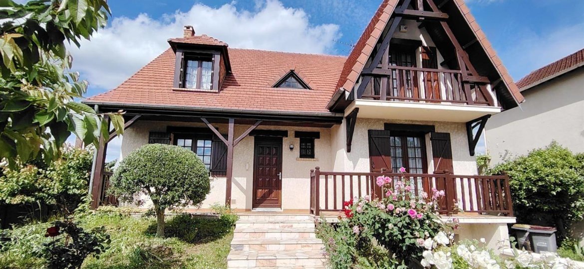 Maison à La Queue-en-Brie 161m²  1