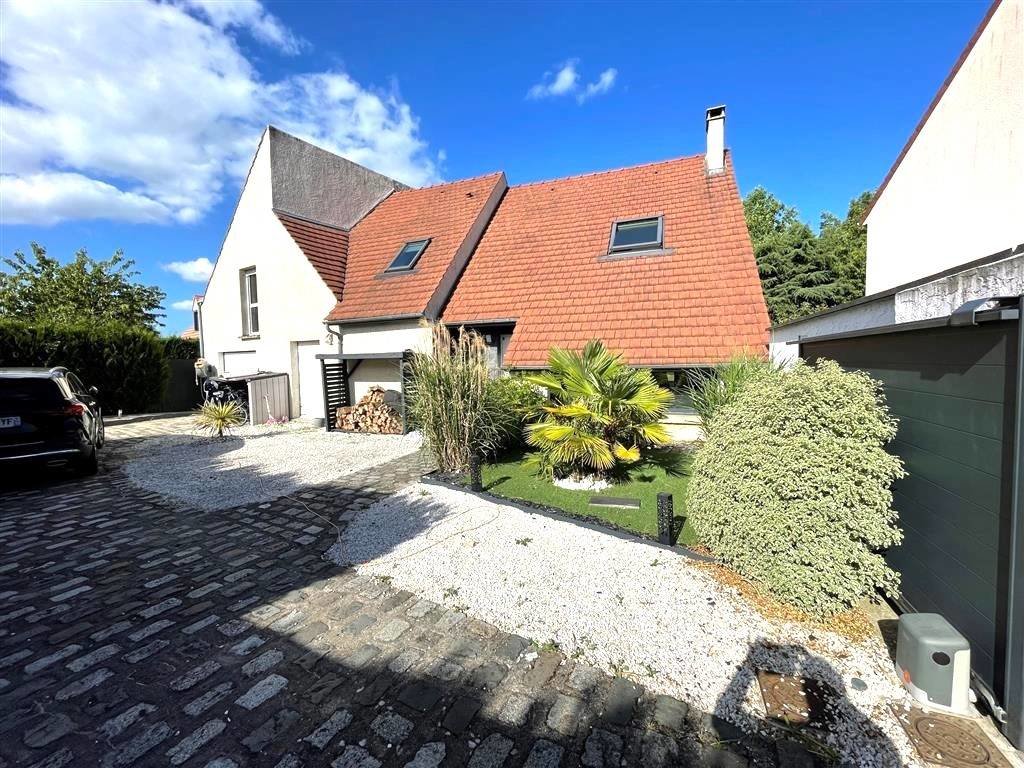 Maison à La Queue-en-Brie 163m²  1